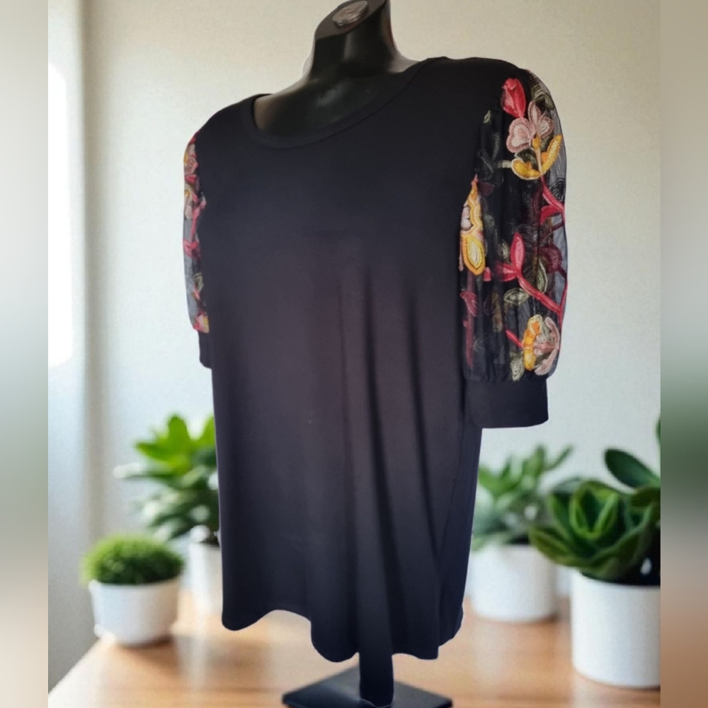🆕️ Kim & Cami Embroinded Mesh Puffy Sleeves Black Tee Size L
